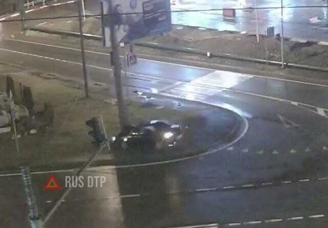 Автомобиль врезался в столб на улице Транспортной в Сочи