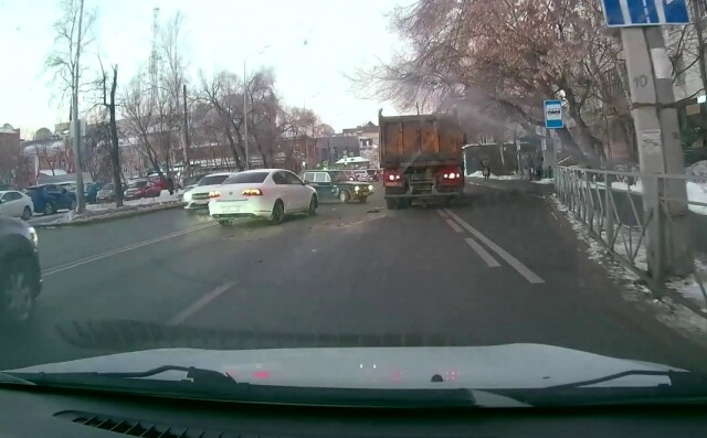 В Тюмени водитель КАМАЗа не заметил и подмял под себя «Жигули» 