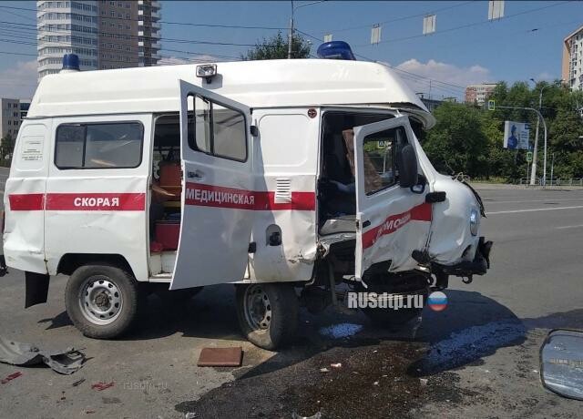 В Челябинске в ДТП с участием скорой пострадала беременная женщина. ВИДЕО 