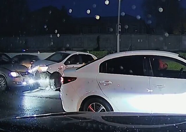 В Чебоксарах таксист при повороте налево не пропустил встречный кроссовер