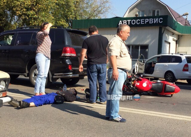 В Подольске мотоциклист врезался в стоящий внедорожник. ВИДЕО 