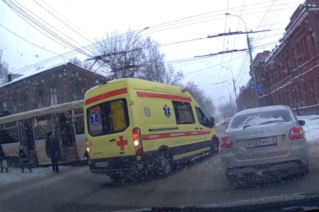 В Томске скорая помощь столкнулась с трамваем