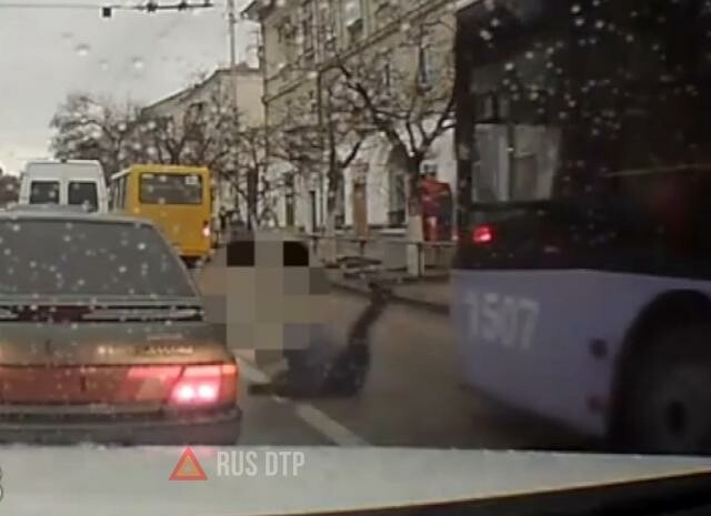 Троллейбус сбил пешехода в Крыму
