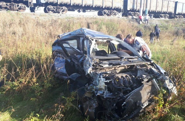 В Уфе женщина на «Рено» погибла, столкнувшись с поездом. ВИДЕО 