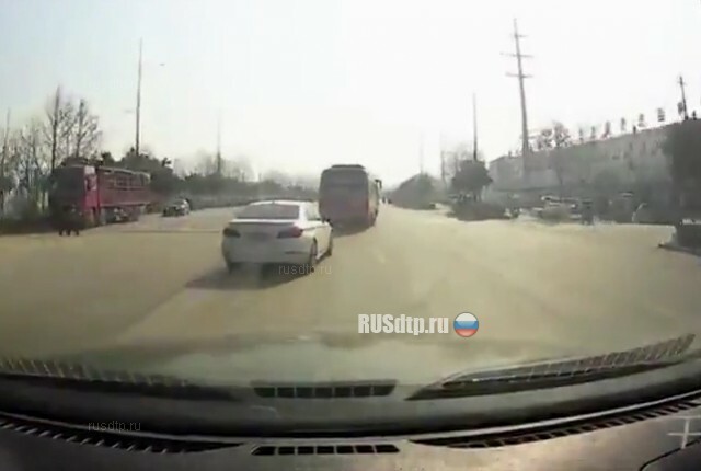 В Китае водитель автобуса не спасовал перед \»учителем\» на BMW