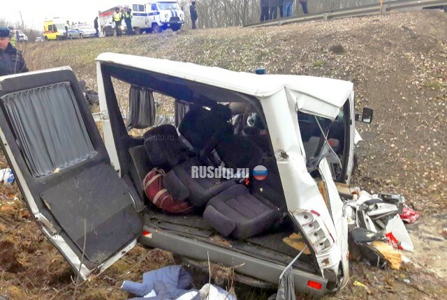 В Курской области в перевернувшемся микроавтобусе погибли три человека 