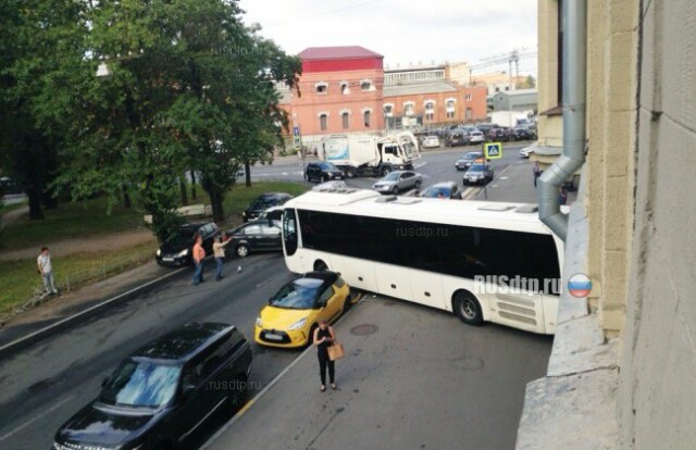 В Петербурге автобус разгромил четыре автомобиля и врезался в здание гостиницы 