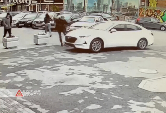 Электросамокат столкнулся с автомобилем в Екатеринбурге