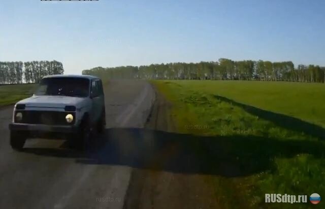 Из-за ублюдка сьехал в кювет 