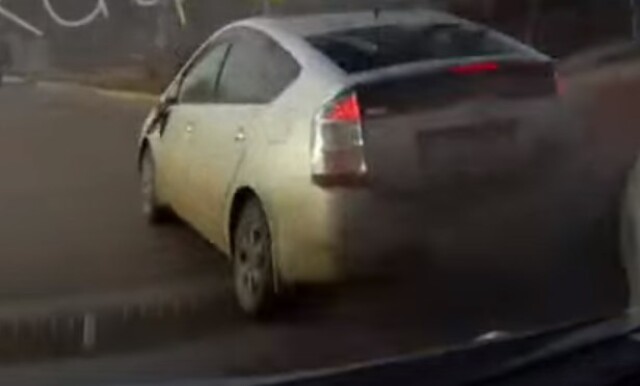 «Рассудите, кто виноват?»: два автомобиля столкнулись в Иркутске 