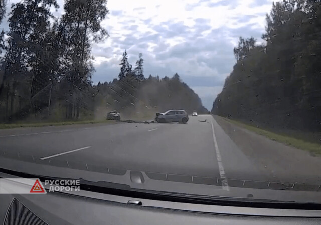 Два автомобиля лоб в лоб столкнулись на трассе Санкт-Петербург — Псков