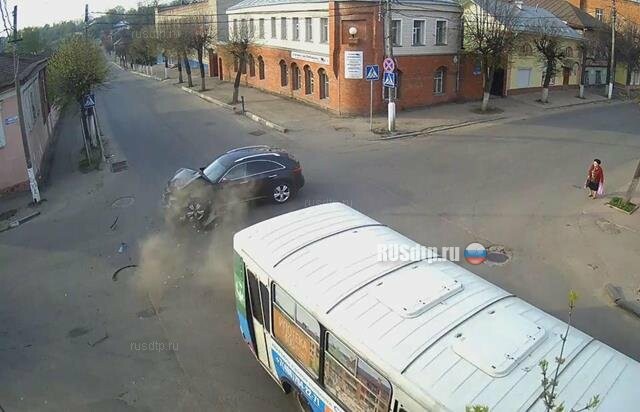 Автобус и легковой автомобиль \»Инфинити\» столкнулись в Серпухове