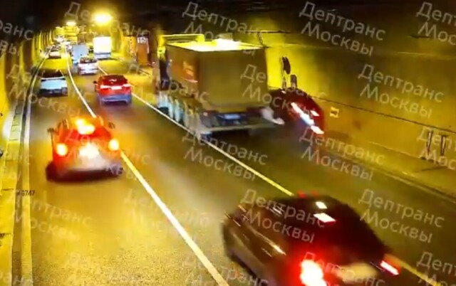 Легковой автомобиль перевернулся в результате ДТП в Лефортовском тоннеле в Москве