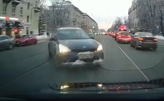 Авария в Петербурге: водитель поворачивал налево и не пропустил встречный автомобиль