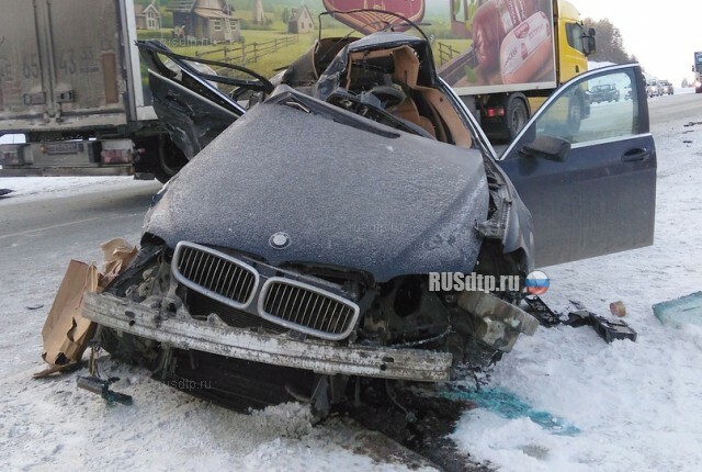 «BMW» смяло о встречный грузовик под Екатеринбургом 