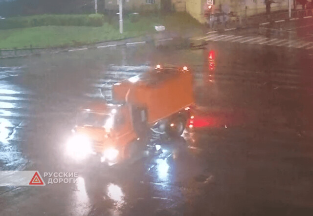 Легковушка врезалась в грузовик на Московском шоссе в Рязани