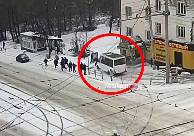 В Челябинске маршрутка вылетела на остановку с людьми. ВИДЕО 