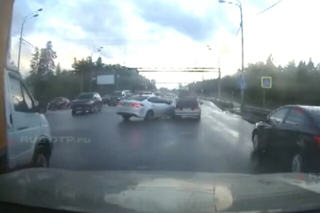 В Воронеже водитель иномарки пытался проскочить перекресток на красный и столкнулся с «Ладой»