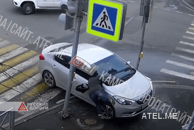 В Рыбинске автомобиль сбил пешехода на тротуаре