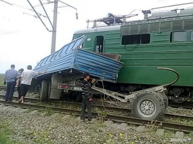 Грузовой поезд столкнулся с \»Камазом\» в Дагестане 