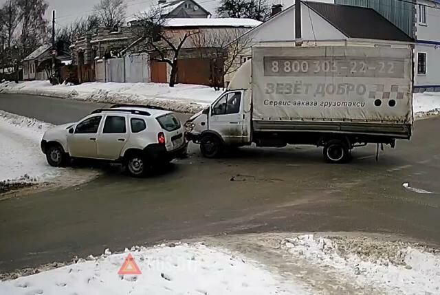 «Газель» и Renault Duster столкнулись в Воронеже