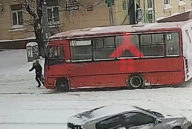 В Ярославле камера запечатлела, как маршрутка сбивает пешехода