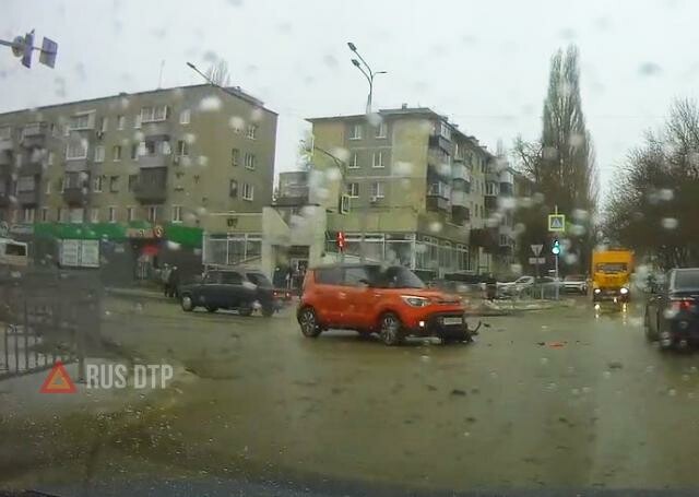 Kia и ВАЗ столкнулись на перекрестке в Липецке