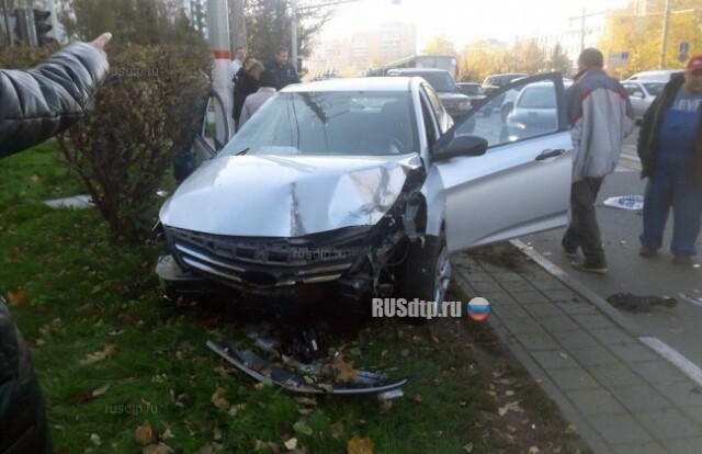 ФОТО: в Химках автомобиль сбил двух человек на пешеходном переходе 