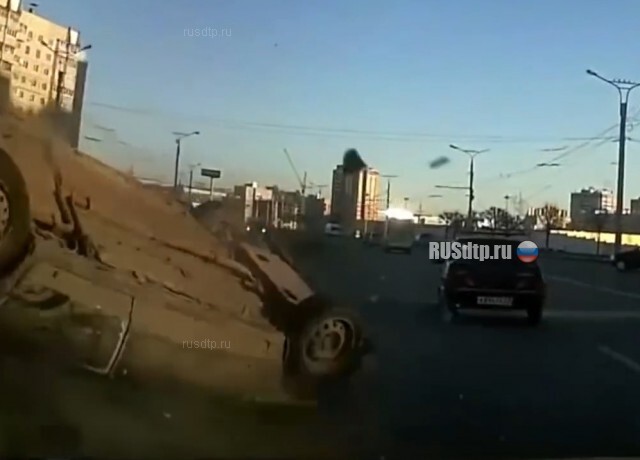Студент на «десятке» подбил две машины и перевернулся 