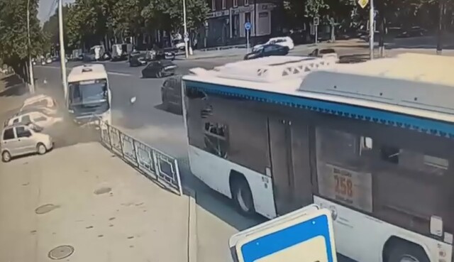 Водители автобусов устроили «гонки» на дороге в Уфе: пострадал ребенок