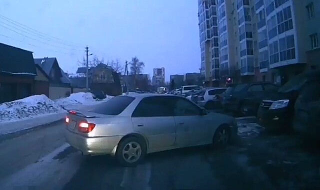 Авария в Новосибирске: водитель врезался в припаркованный минивэн и скрылся 