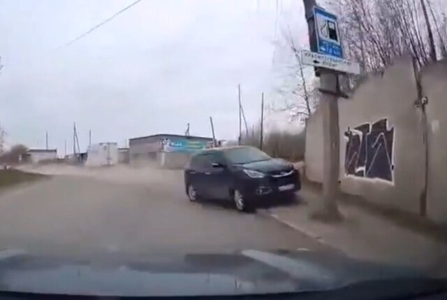 На Урале пьяный водитель кроссовера пытался скрыться от полиции и врезался в столб