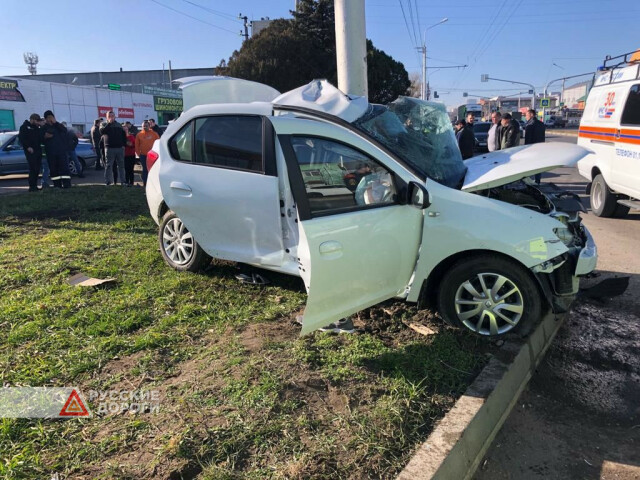 Renault Logan врезался в столб на Старомарьевском шоссе в Ставрополе 