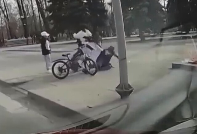 В Абакане две школьницы на электросамокате сбили женщину