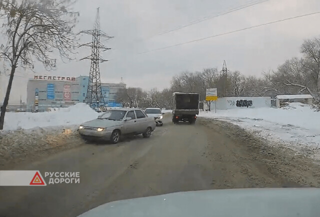 Водитель «Газели» объезжал кучу снега и спровоцировал ДТП 