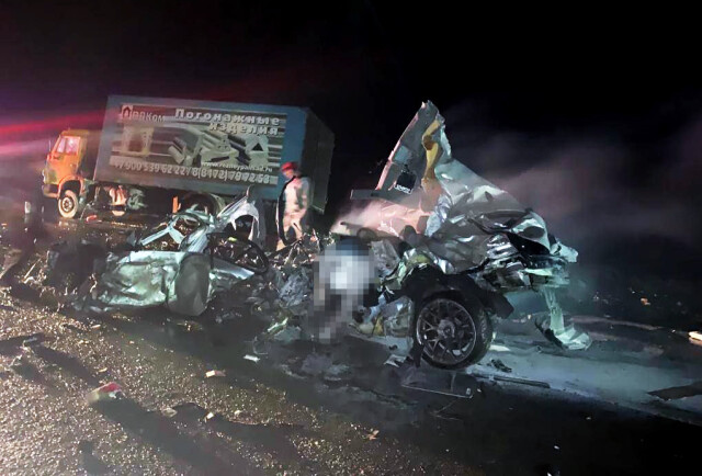 BMW разорвало на части от столкновения с двумя грузовиками на трассе М-7 в Чувашии 