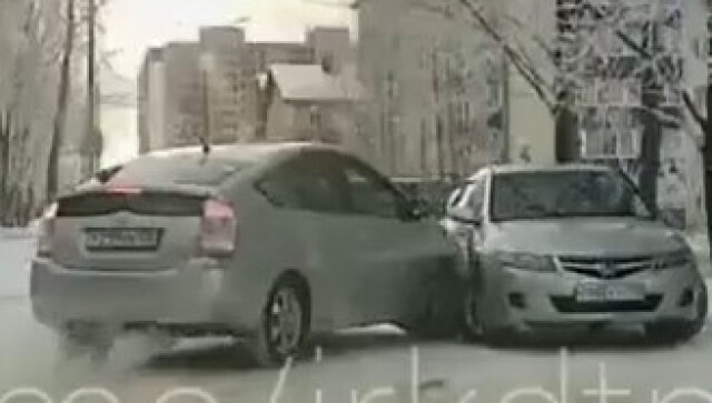В Иркутске водитель «Приуса» пытался припарковаться и врезался в стоящий автомобиль 