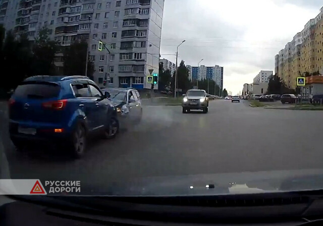 Два автомобиля столкнулись на перекрестке в Нижневартовске