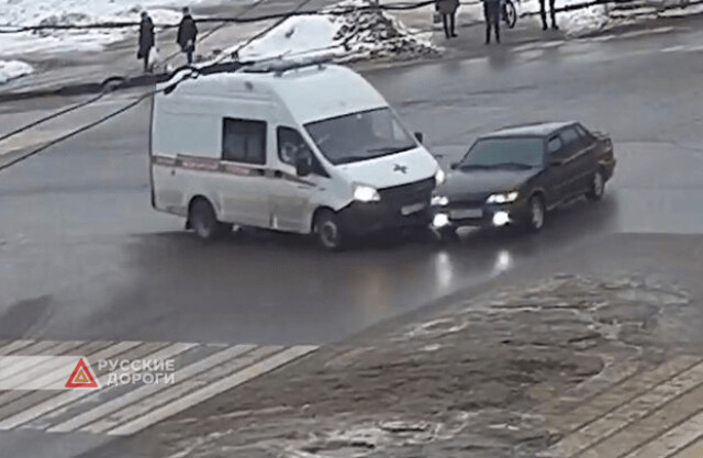 Скорая и легковой автомобиль столкнулись в Рязани