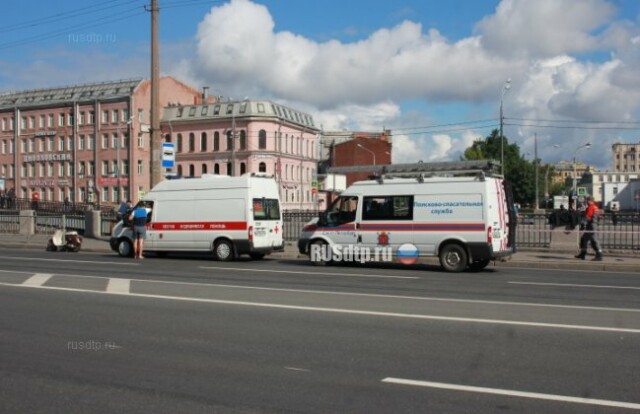 Автомобиль упал в Обводный канал в результате ДТП в Петербурге 