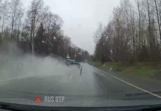 Mini Cooper перевернулся на Приморском шоссе в Санкт-Петербурге