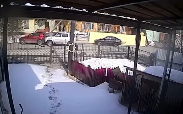 Авария в Лабытнанги: водитель не справился с управлением и врезался в два припаркованных автомобиля