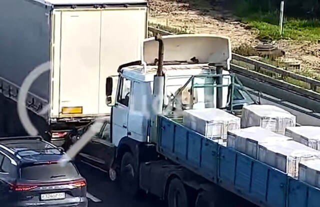 Большегруз смял легковой автомобиль в результате массового ДТП на МКАД