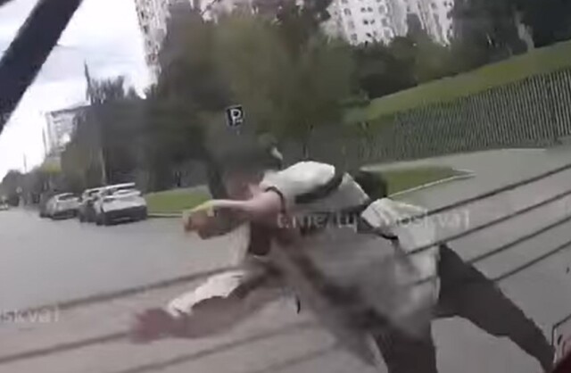 Молодой человек бросился под колеса автобуса на западе Москвы