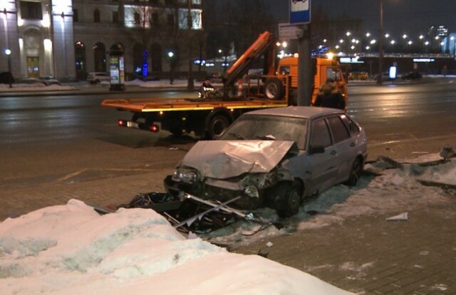 Автомобиль сбил четырех человек, врезавшись в остановку на Кутузовском проспекте 