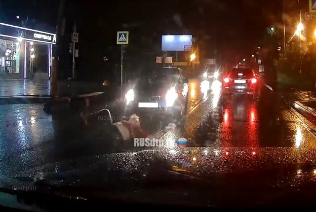 Автомобиль сбил пешеходов на Новослободском шоссе