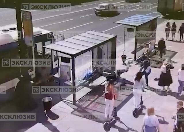 Скейтбордист врезался в остановку на Невском проспекте