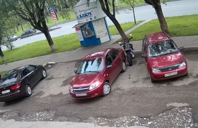 В Кирове водитель «Гранты» устроил ДТП во дворе и скрылся 