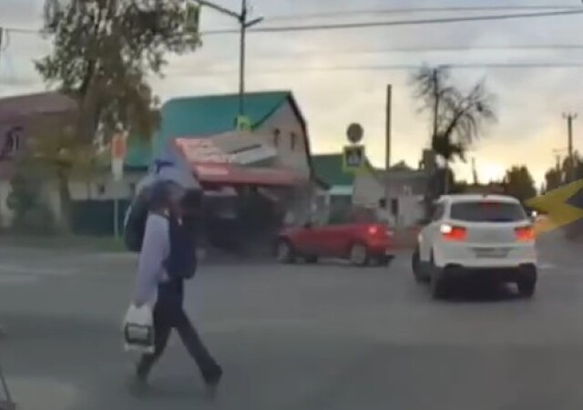 «Газель» опрокинулась в результате ДТП на улице Розы Люксембург в Ульяновске