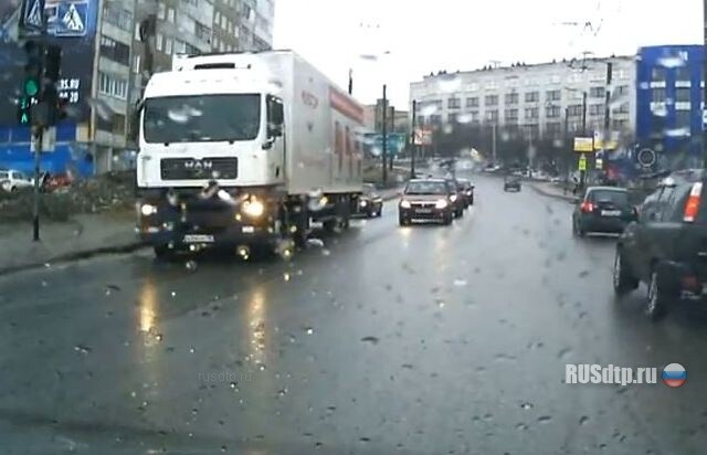 Пешеход под фурой… 18+ 